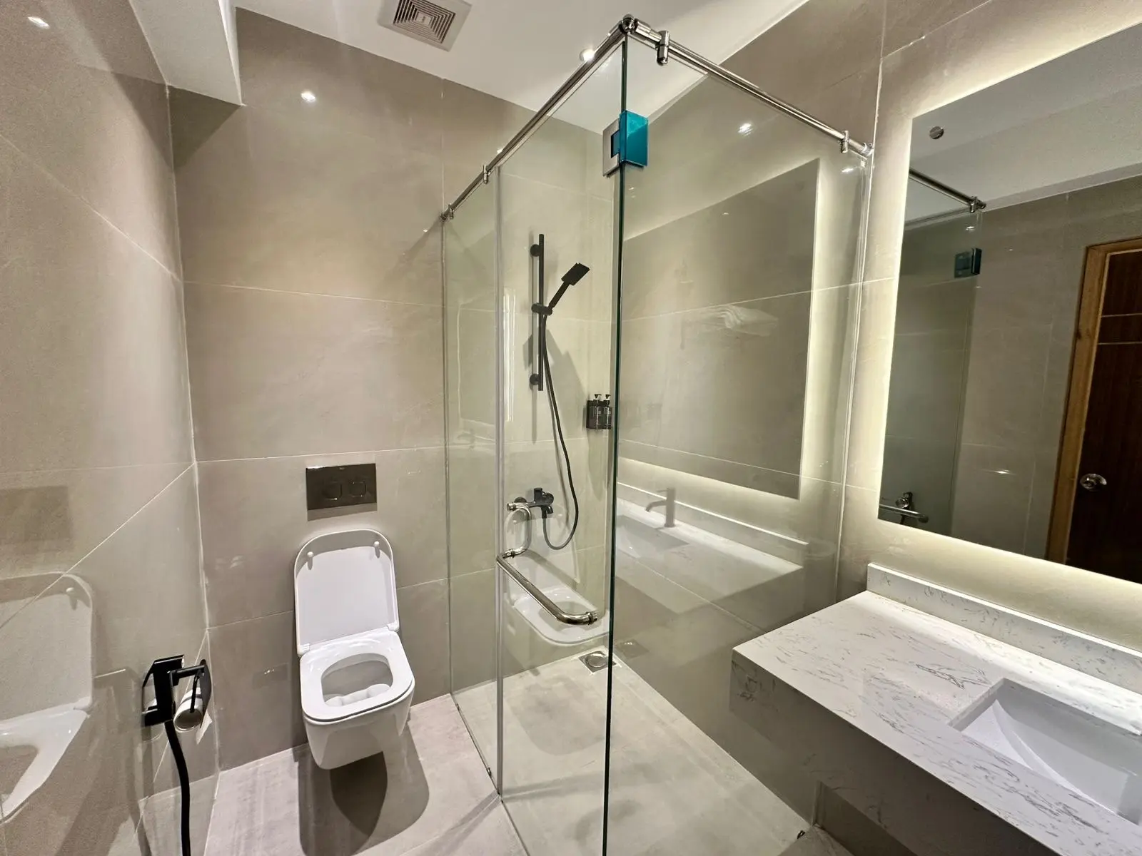 Modern ensuite bathroom